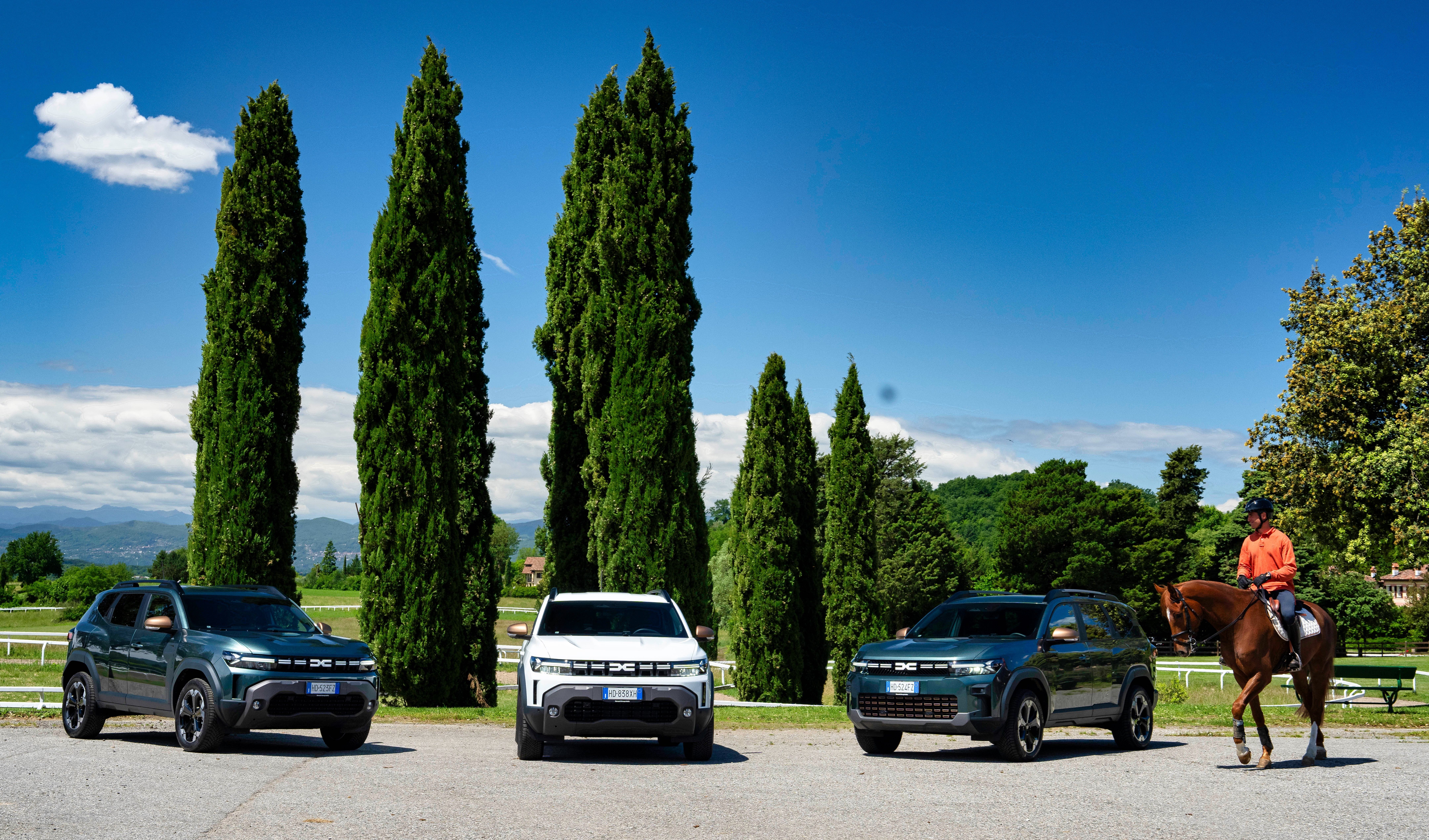 Dacia Duster e Bigster Hybrid-G 150 4x4 2026 ambientazione off road press Dacia