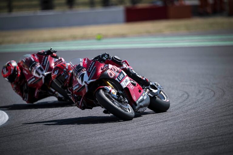 Iker Lecuona davanti a Nicolo Bulega in Gara 1 SBK Donington 2026