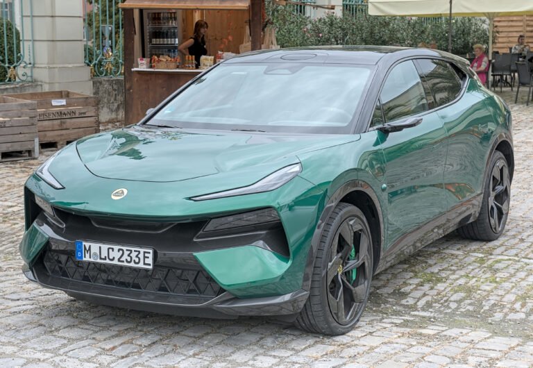 Lotus Eletre SUV elettrico 612 CV 600 km autonomia da 99.490 euro