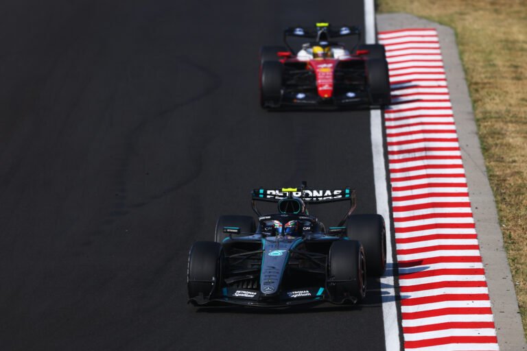 Kimi Antonelli con la Mercedes W17 davanti alla Ferrari SF-26 di Lewis Hamilton all Hungaroring nel GP Ungheria 2026