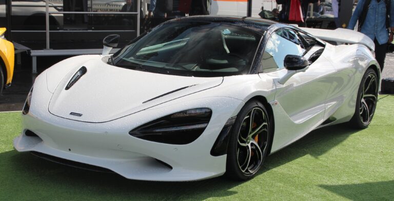 McLaren 750S supercar V8 750 CV monoscocca carbonio gamma 2026 da 293.550 euro