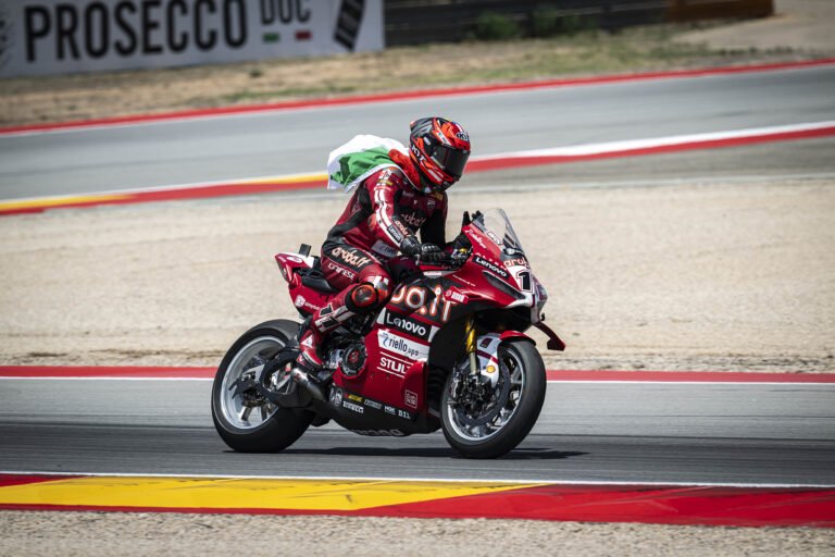 Nicolò Bulega festeggia con la bandiera italiana dopo la vittoria ad Aragón, Superbike 2026