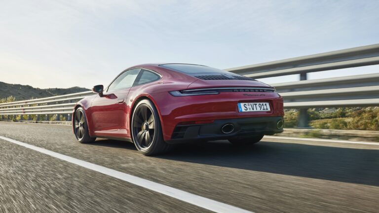Porsche 911 GTS in azione vista dinamica laterale press kit