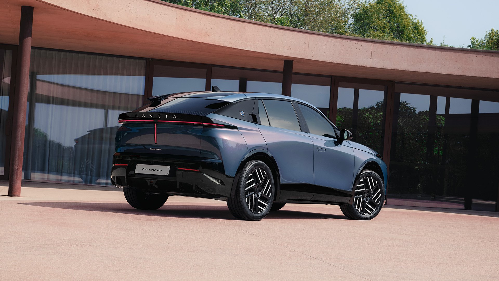 Nuova Lancia Gamma 2026 vista 3/4 posteriore con firma luminosa LANCIA