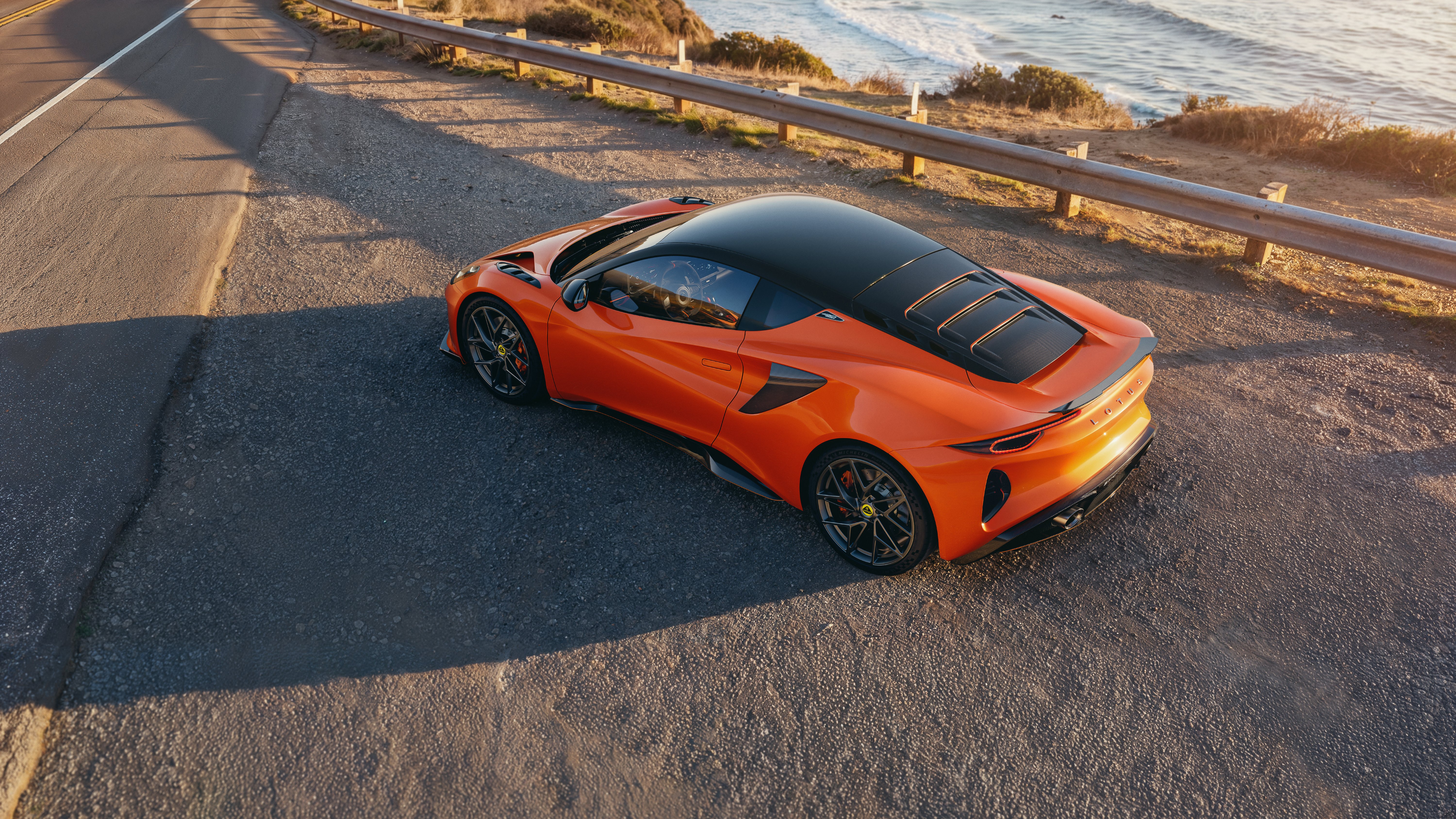 Nuova Lotus Emira 420 Sport vista posteriore 3/4 dall'alto con pannello tetto visibile
