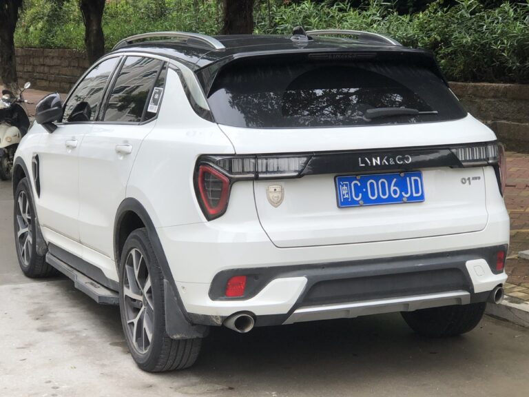 Lynk Co 01 SUV PHEV ibrida plug-in 261 CV gamma 2026 da 40.995 euro