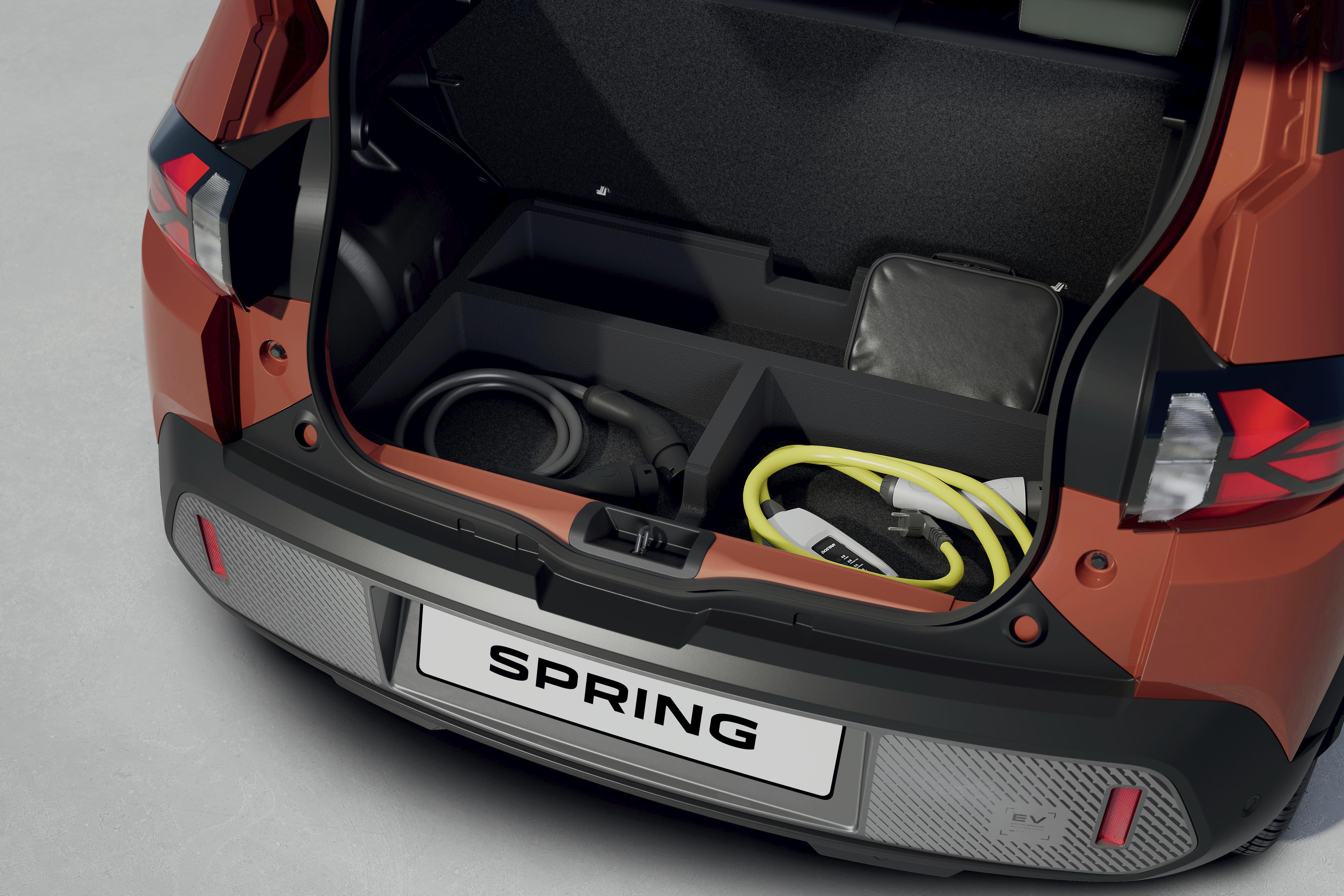 Bagagliaio della Dacia Spring 2026 con i cavi di ricarica riposti