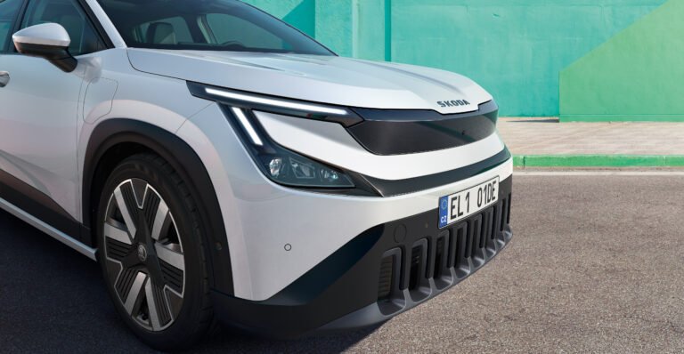 Nuova Skoda Epiq 2026 vista frontale 3/4 con fari T-shaped firma luminosa Modern Solid B-SUV elettrico