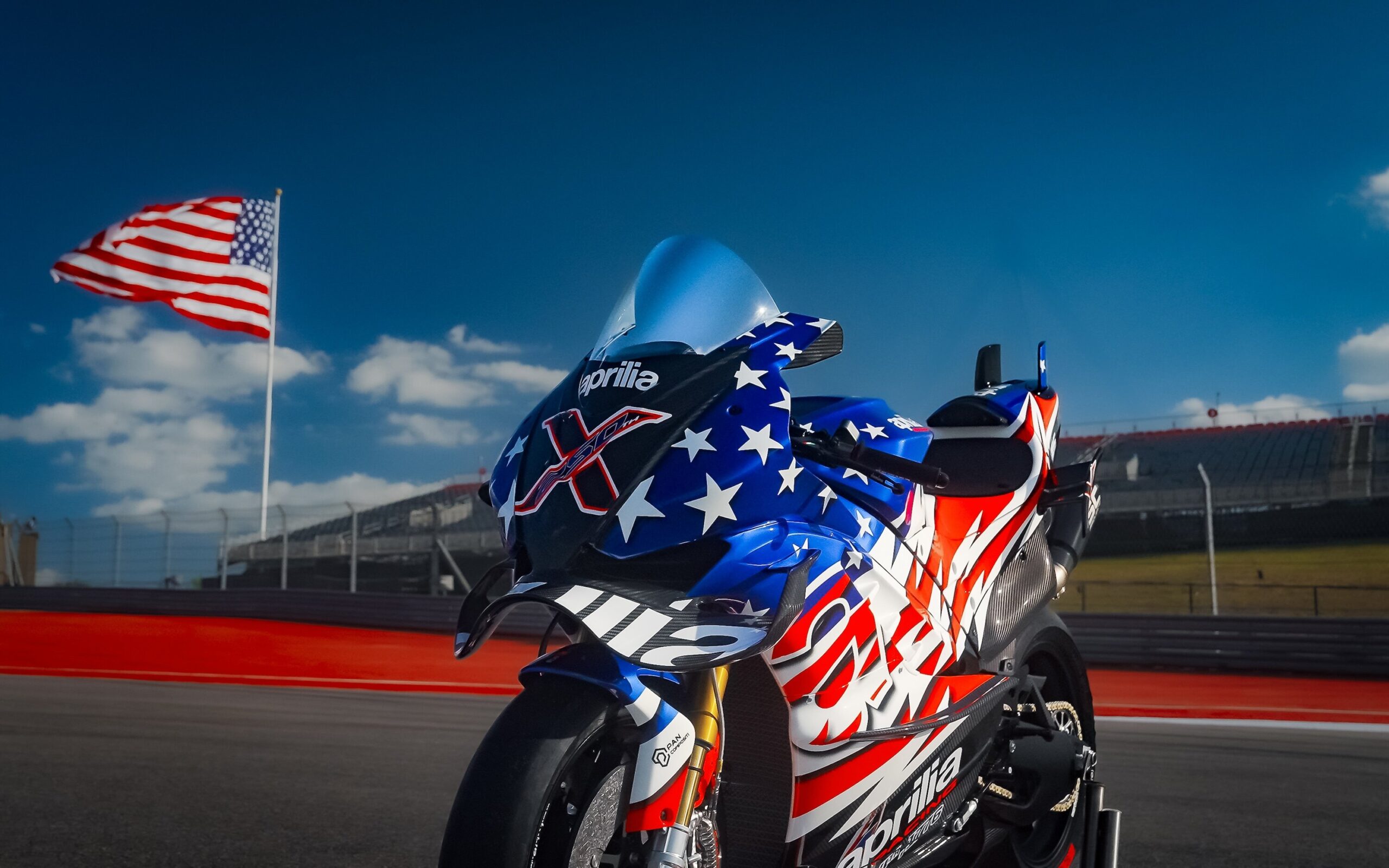 Aprilia X 250TH con bandiera americana al Circuit of the Americas