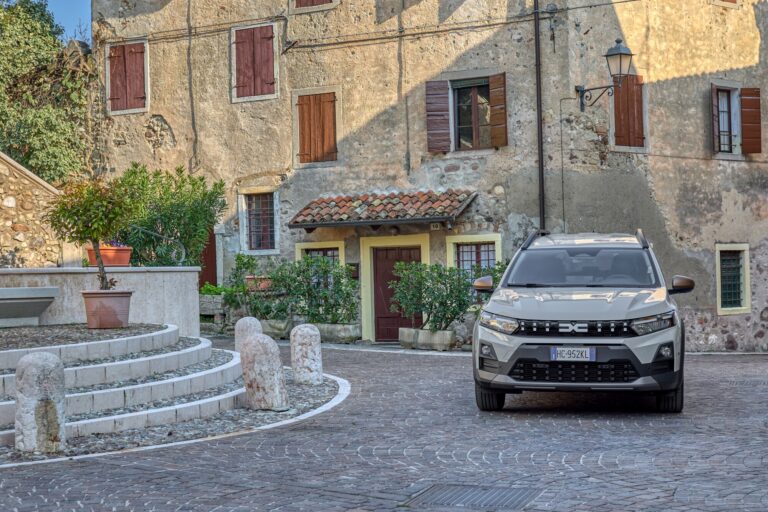 Dacia Jogger Hybrid 155 2026 vista laterale