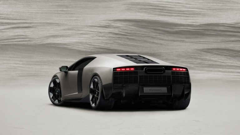 Audi Nuvolari 2027 vista posteriore tre quarti colore Titanium