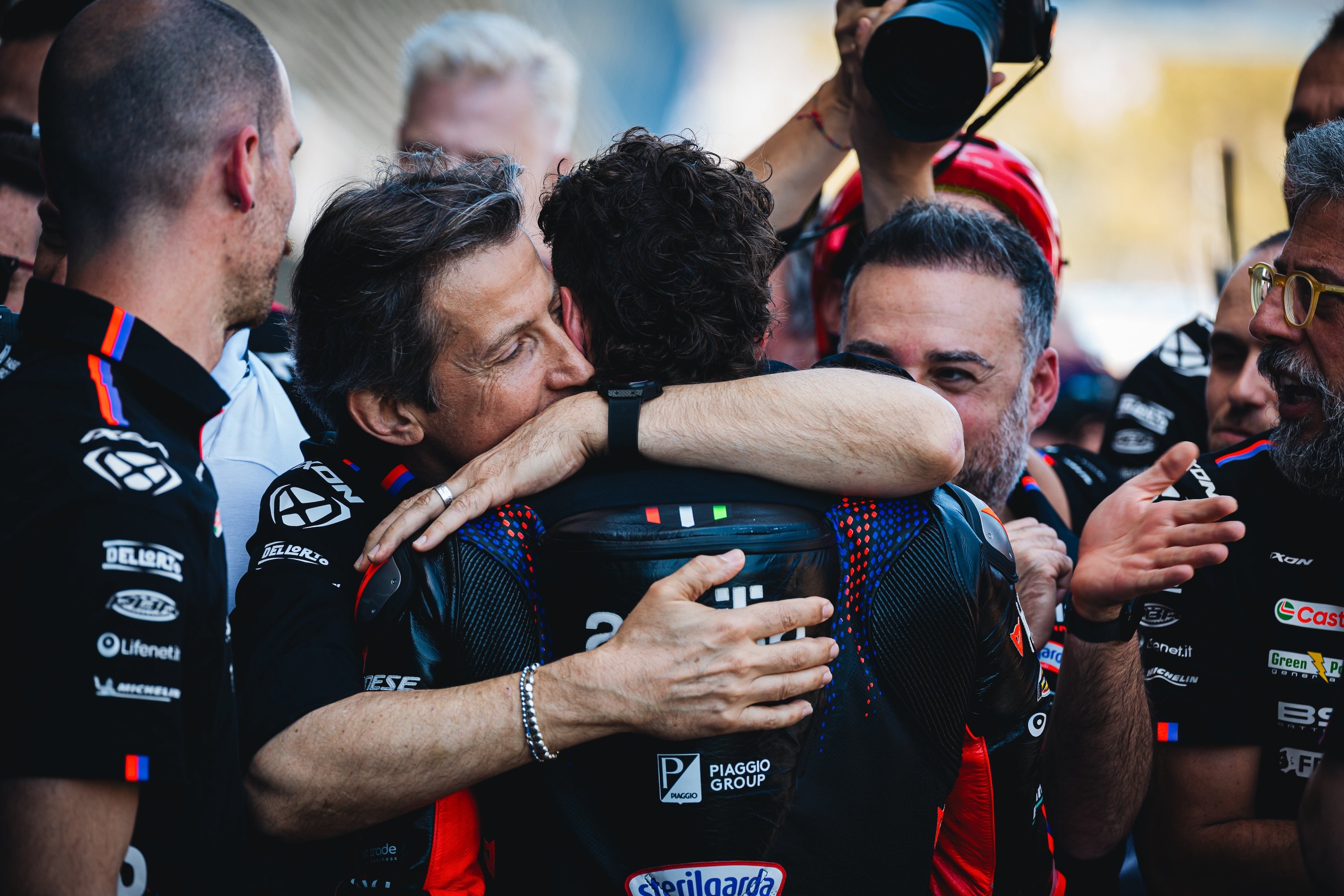 Aprilia Racing festa team con Bezzecchi e Rivola dopo Jerez MotoGP 2026