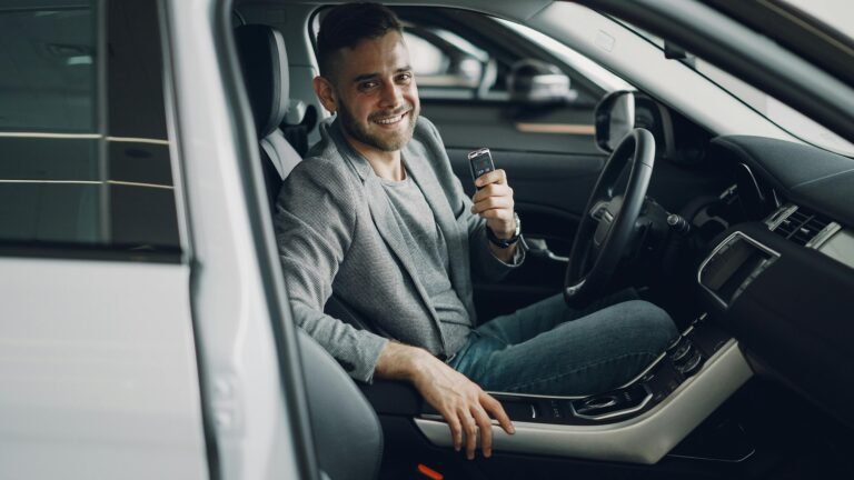 young driver new car keys — Foto di Vitaly Gariev su Pexels
