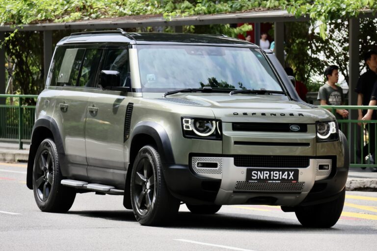 Land Rover Defender L663 SUV fuoristrada vista frontale tre quarti outdoor