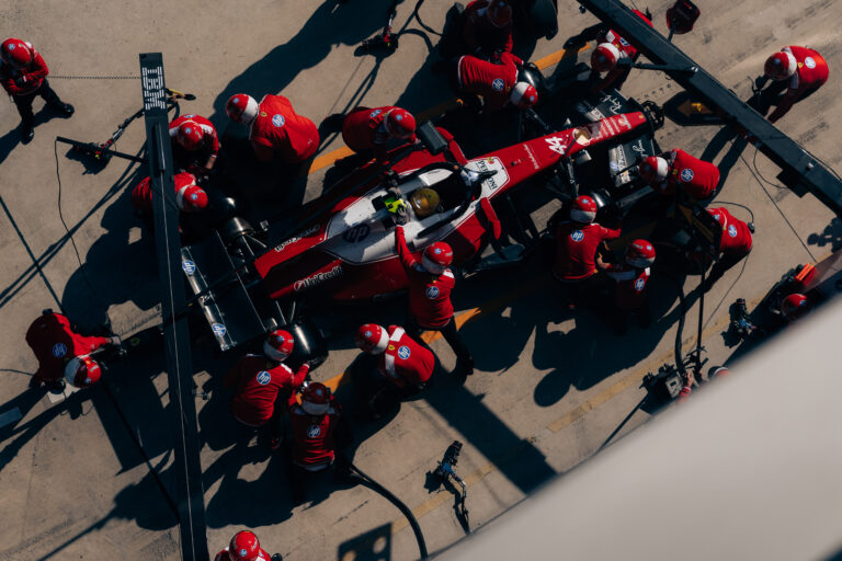 Ferrari SF-26 Lewis Hamilton pit stop GP Cina 2026