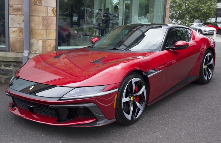 Nuova Ferrari 12Cilindri MM Rosso Imola vista anteriore tre quarti