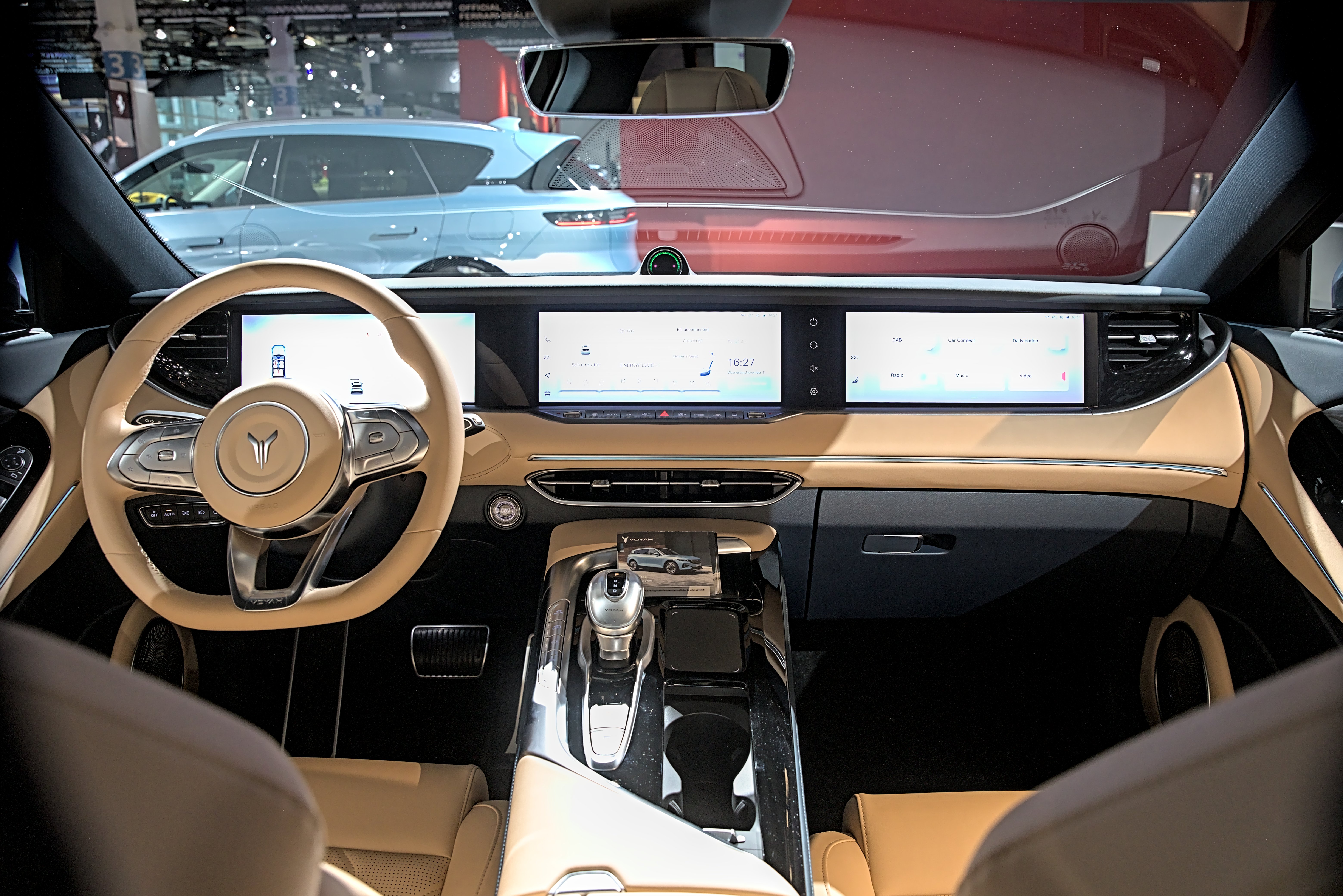Voyah Free interni cruscotto digitale tre schermi sedili pelle beige plancia tecnologia cinese Dongfeng