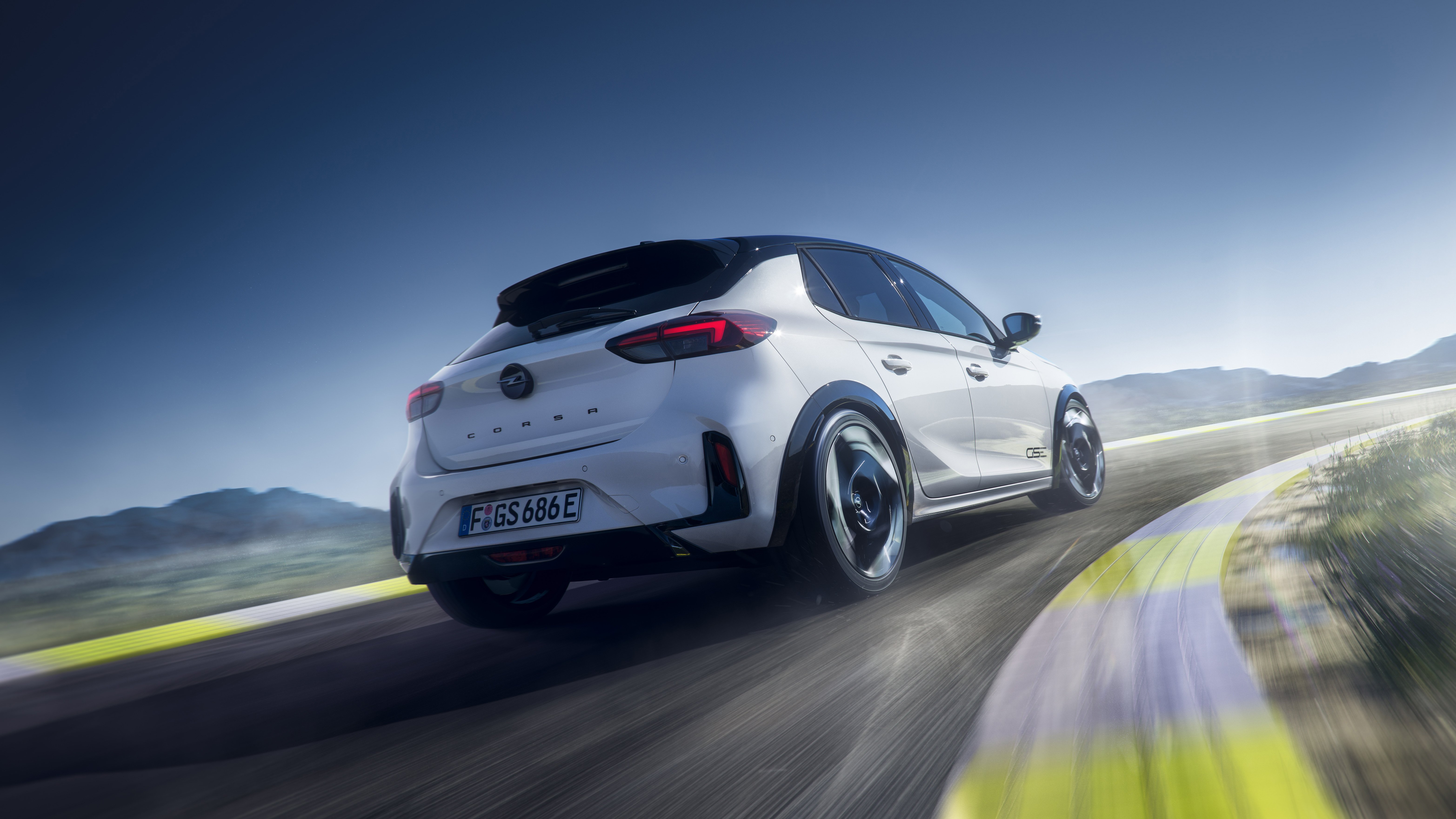 Opel Corsa GSE 2026 elettrica vista posteriore in pista con spoiler