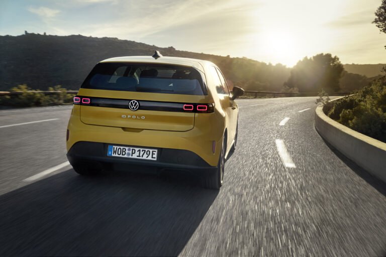 Nuova Volkswagen ID Polo 2026 elettrica gialla in azione su strada di montagna al tramonto