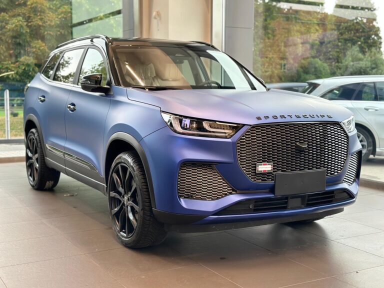 Sportequipe 8 PHEV blu matte flagship gamma 2026 da 49.500 euro