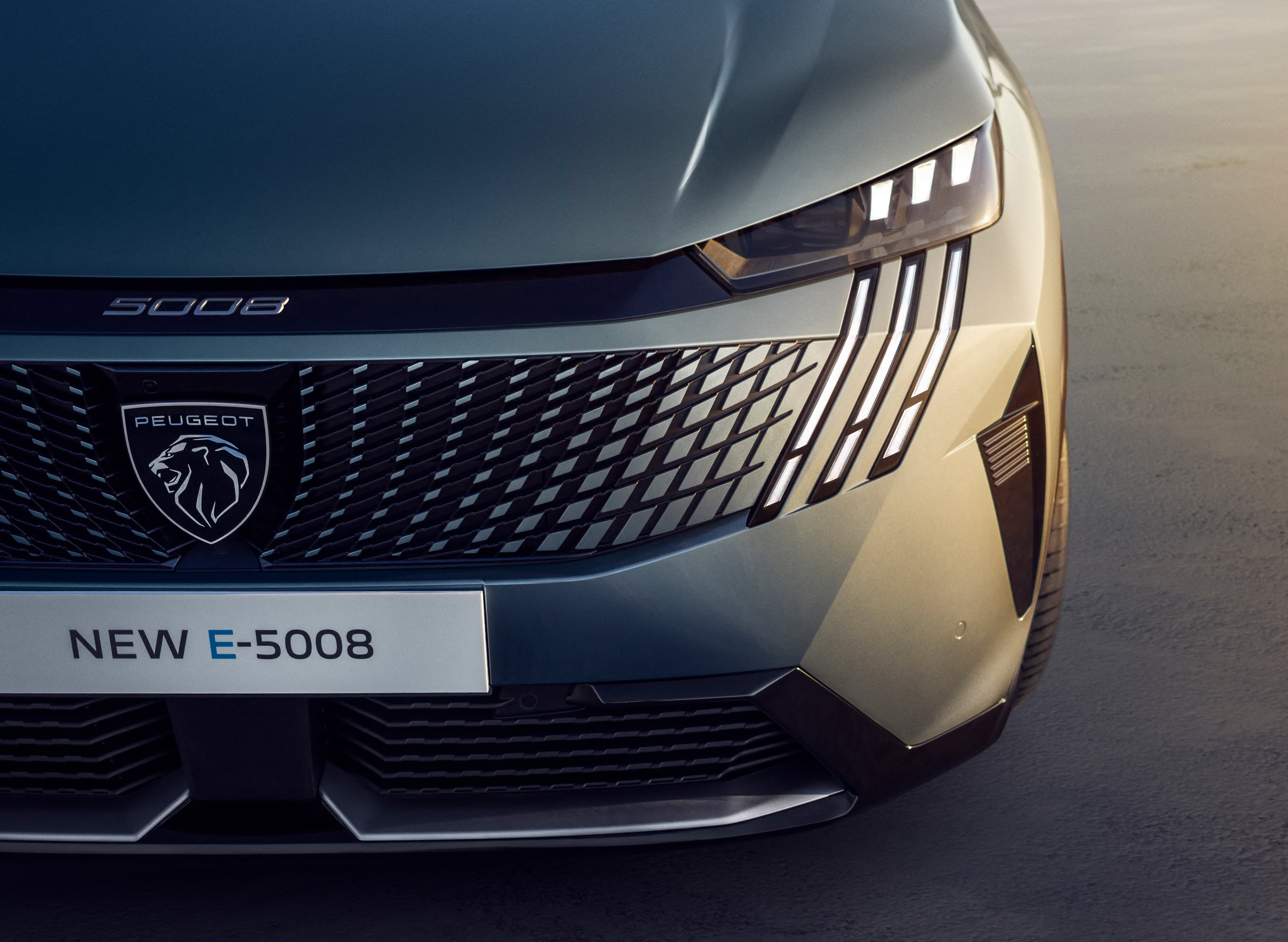 Peugeot E-5008 2026 frontale griglia pixel e fari LED