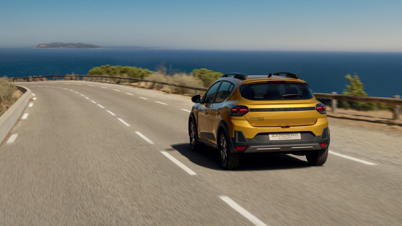 Dacia Sandero Stepway Hybrid 2026 posteriore tre quarti