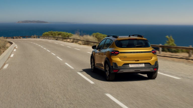 Dacia Sandero Stepway Hybrid 2026 posteriore tre quarti