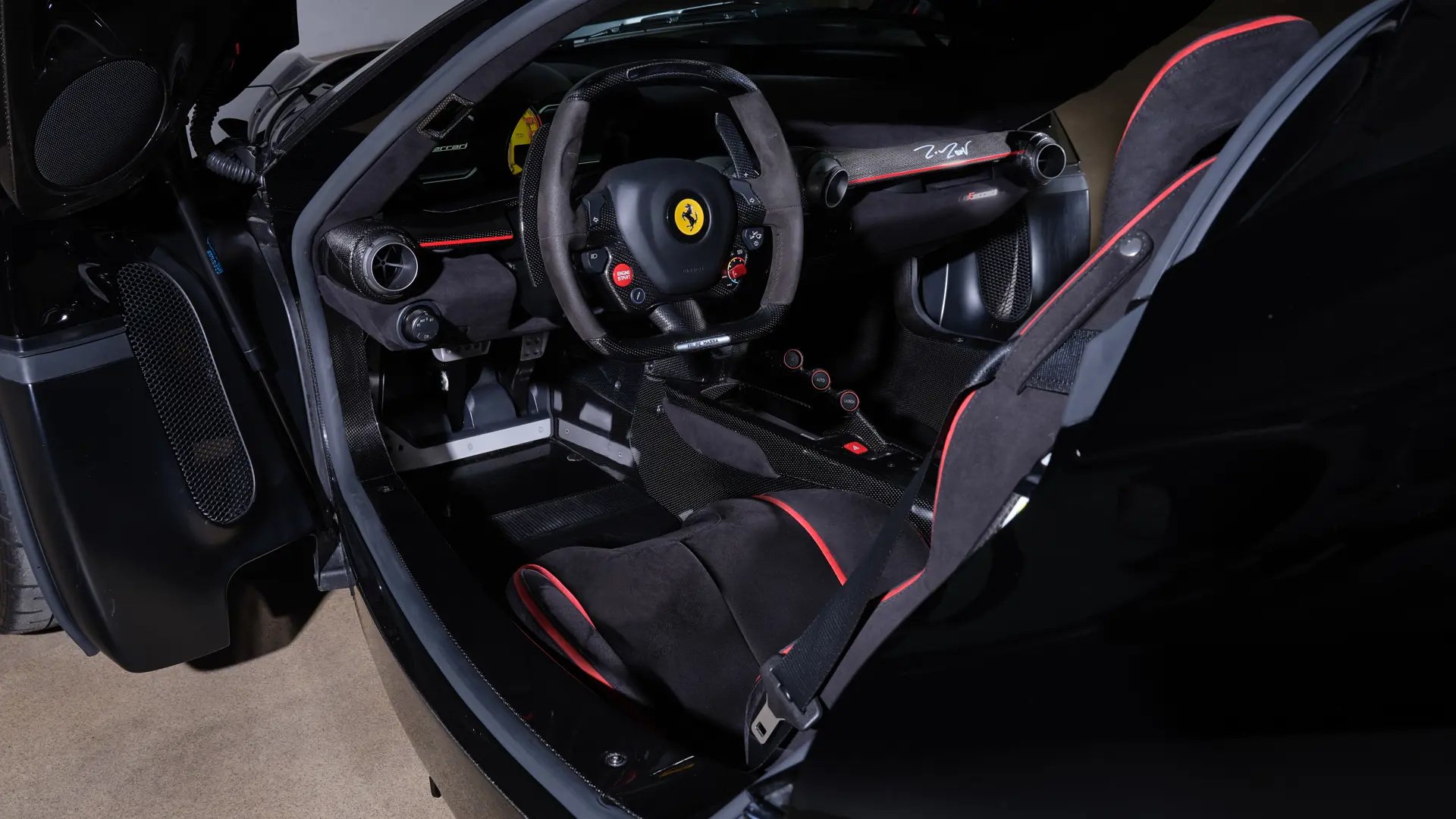 LaFerrari Felipe Massa interno volante Ferrari sedili Rosso Corsa cruscotto carbonio firmato da Felipe Massa