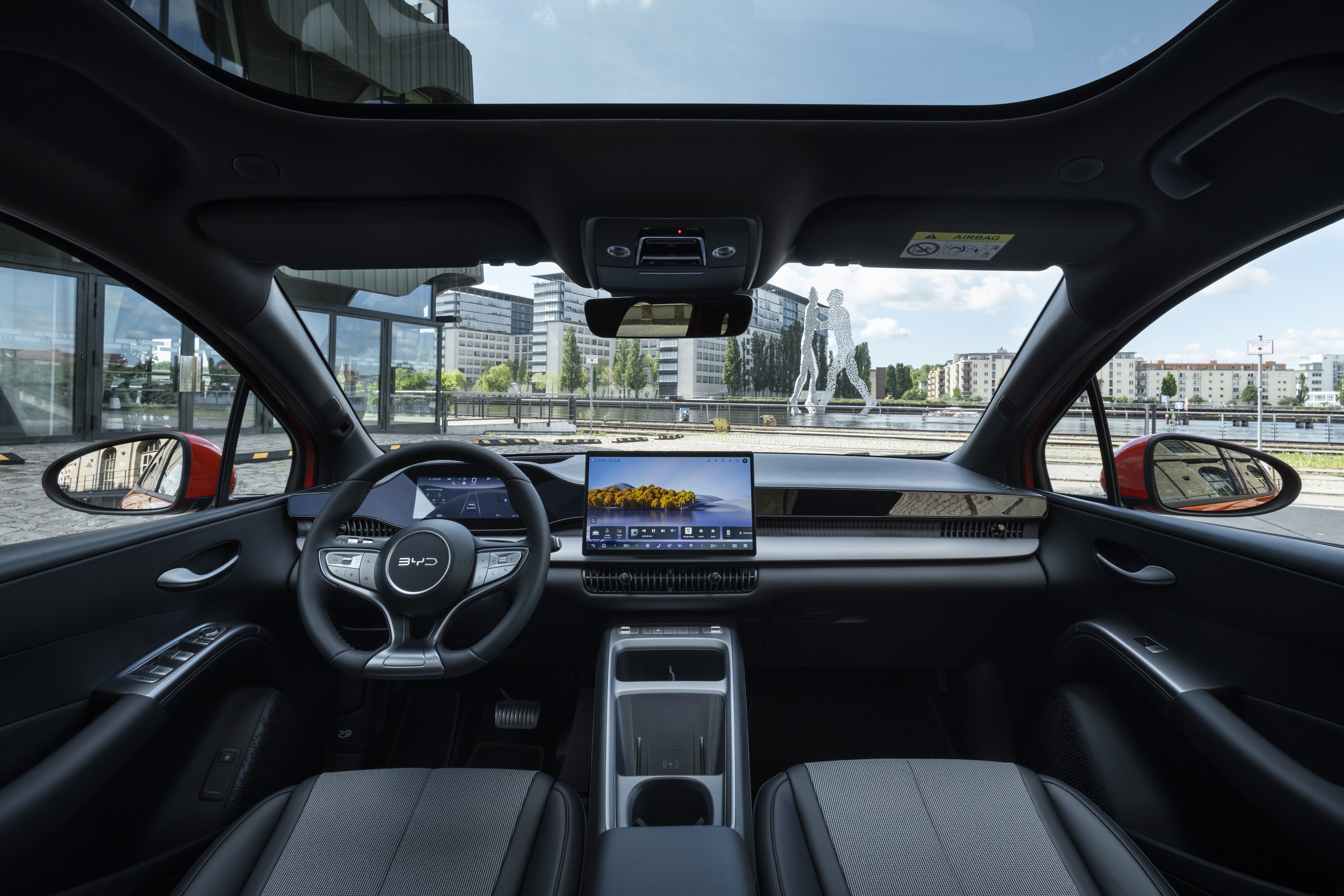 BYD Dolphin G DM-i 2026 interni plancia con doppio schermo e tetto panoramico