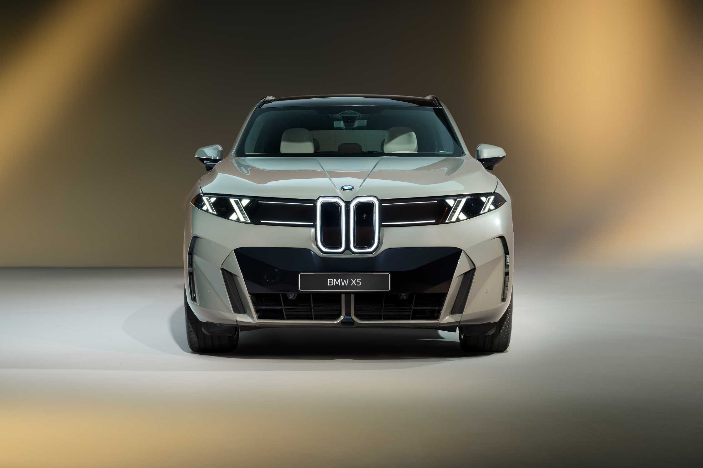 Nuova BMW X5 2026 G65 frontale doppio rene e fari a X illuminati