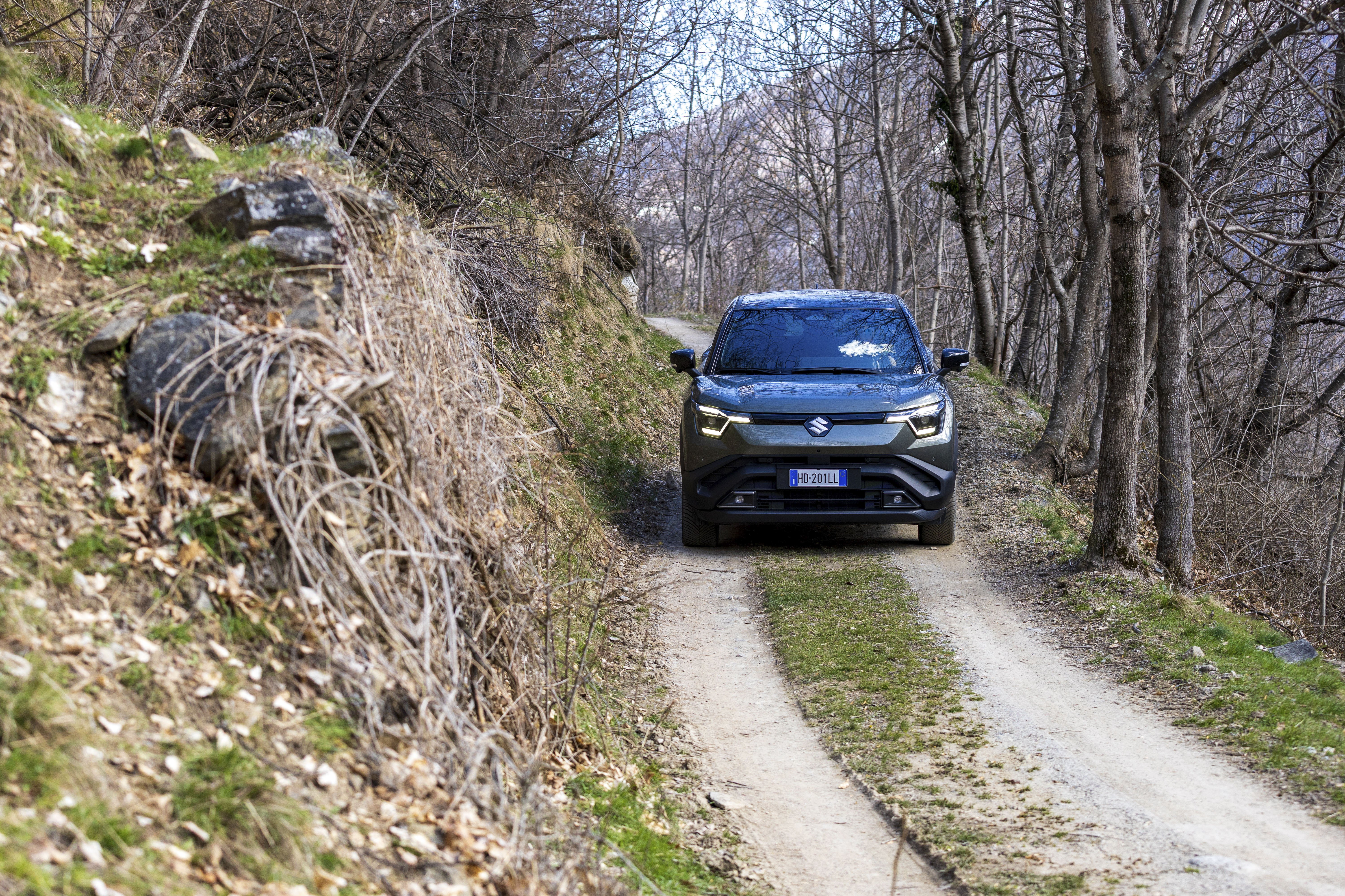 Suzuki e-Vitara 2026 frontale 3/4 su strada sterrata