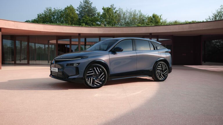 Nuova Lancia Gamma 2026 vista 3/4 anteriore con logo Gamma