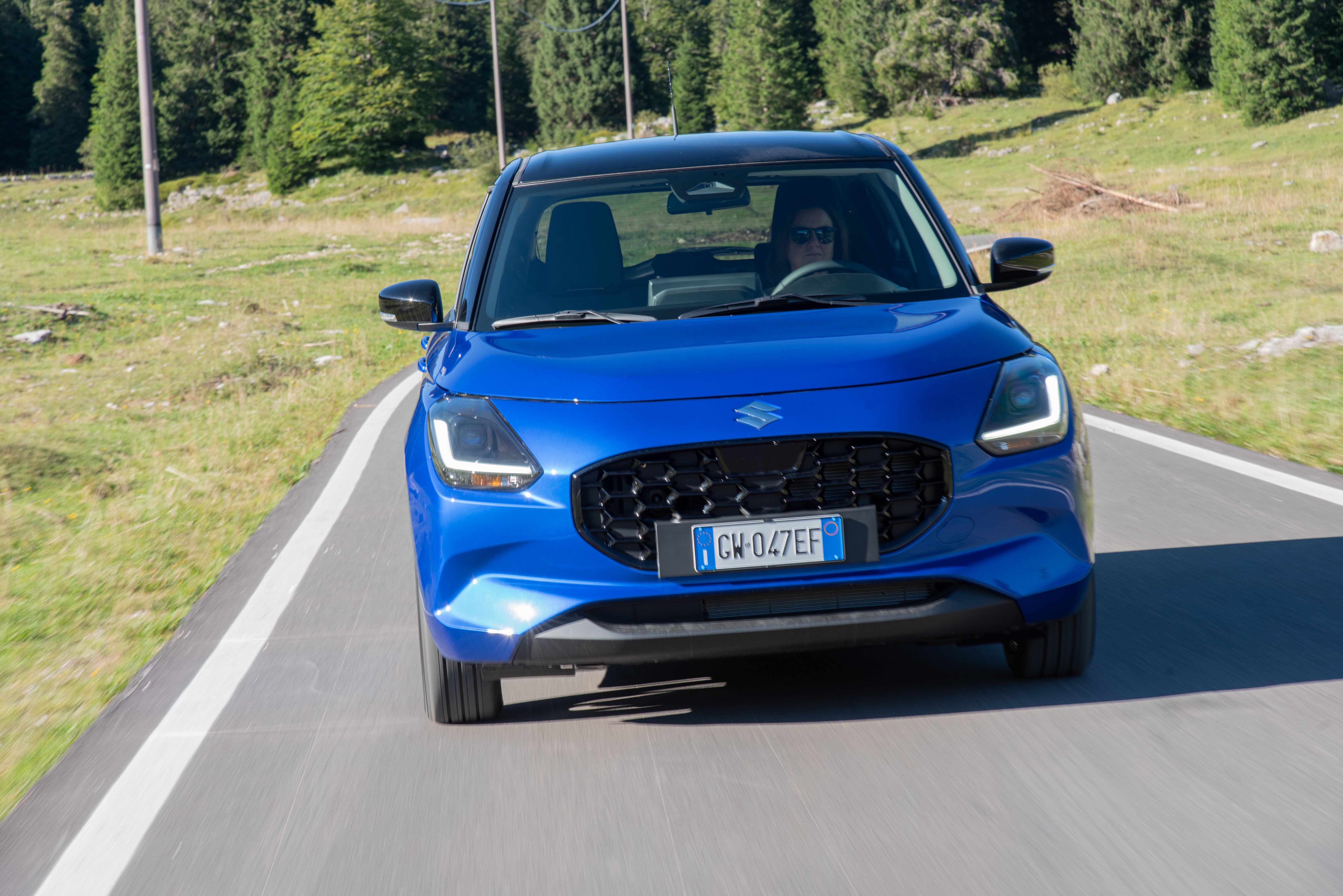 Suzuki Swift Hybrid 2026 blu dinamica su strada