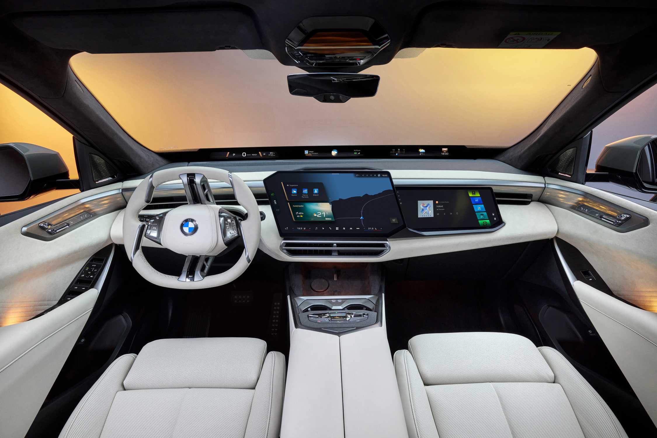 Interni nuova BMW iX5 2026 con schermo 17,9 pollici e Panoramic Vision