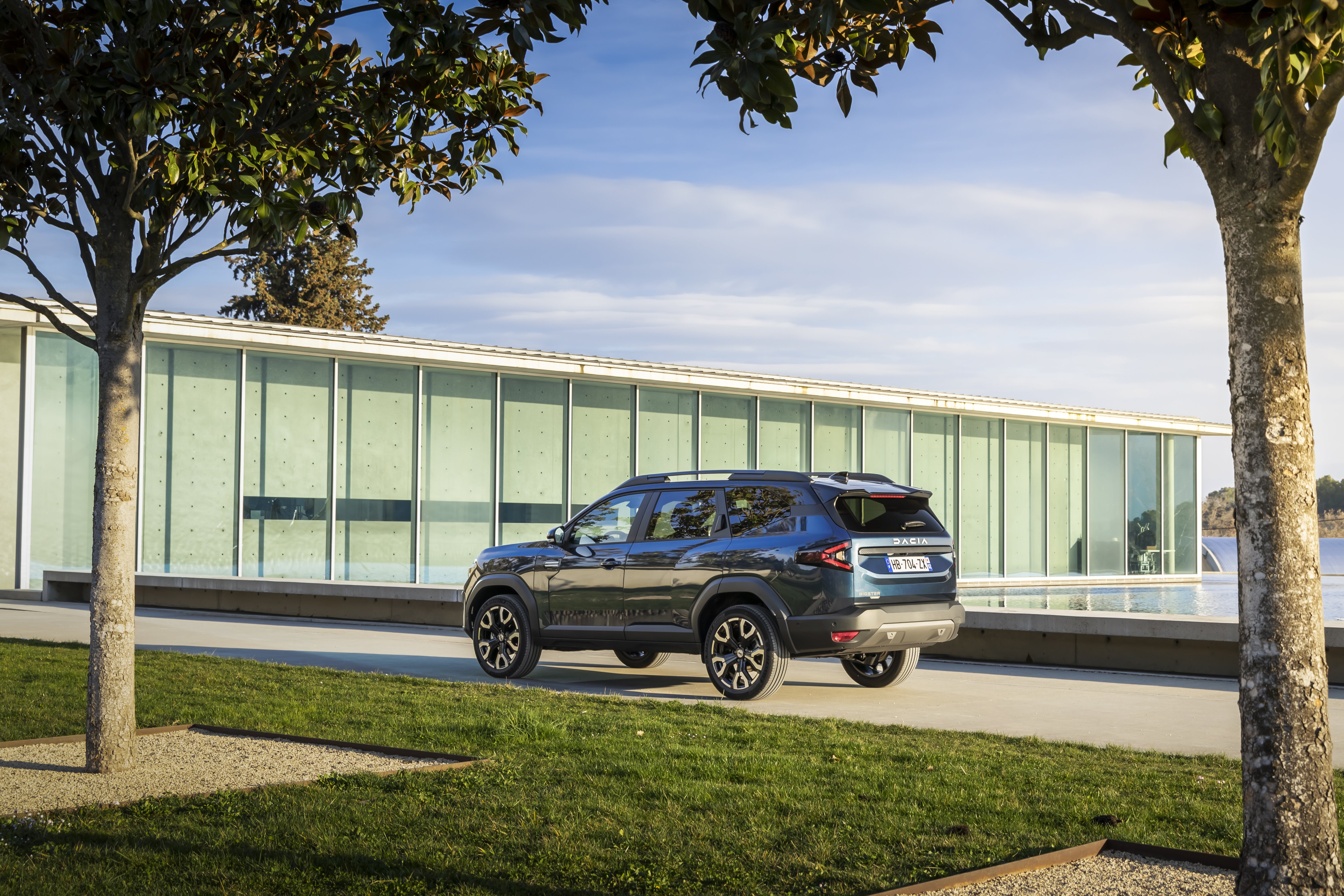 Dacia Bigster Hybrid 155 2026 vista posteriore tre quarti