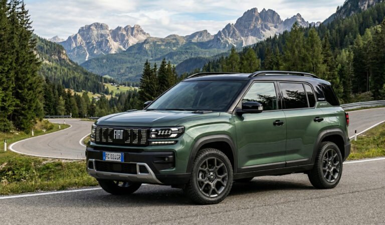 Render Fiat Grizzly 2026 SUV compatto 7 posti verde scuro