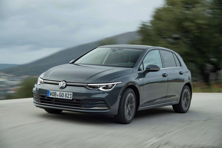 Volkswagen Golf 8 grigia foto press ufficiale VW newsroom