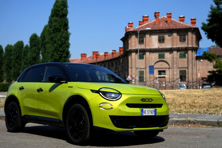 Fiat 600 Turbo 100 2026 vista tre quarti anteriore allestimento Sport