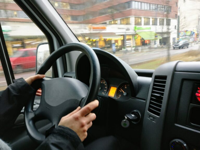 Punti patente mani sul volante guida auto