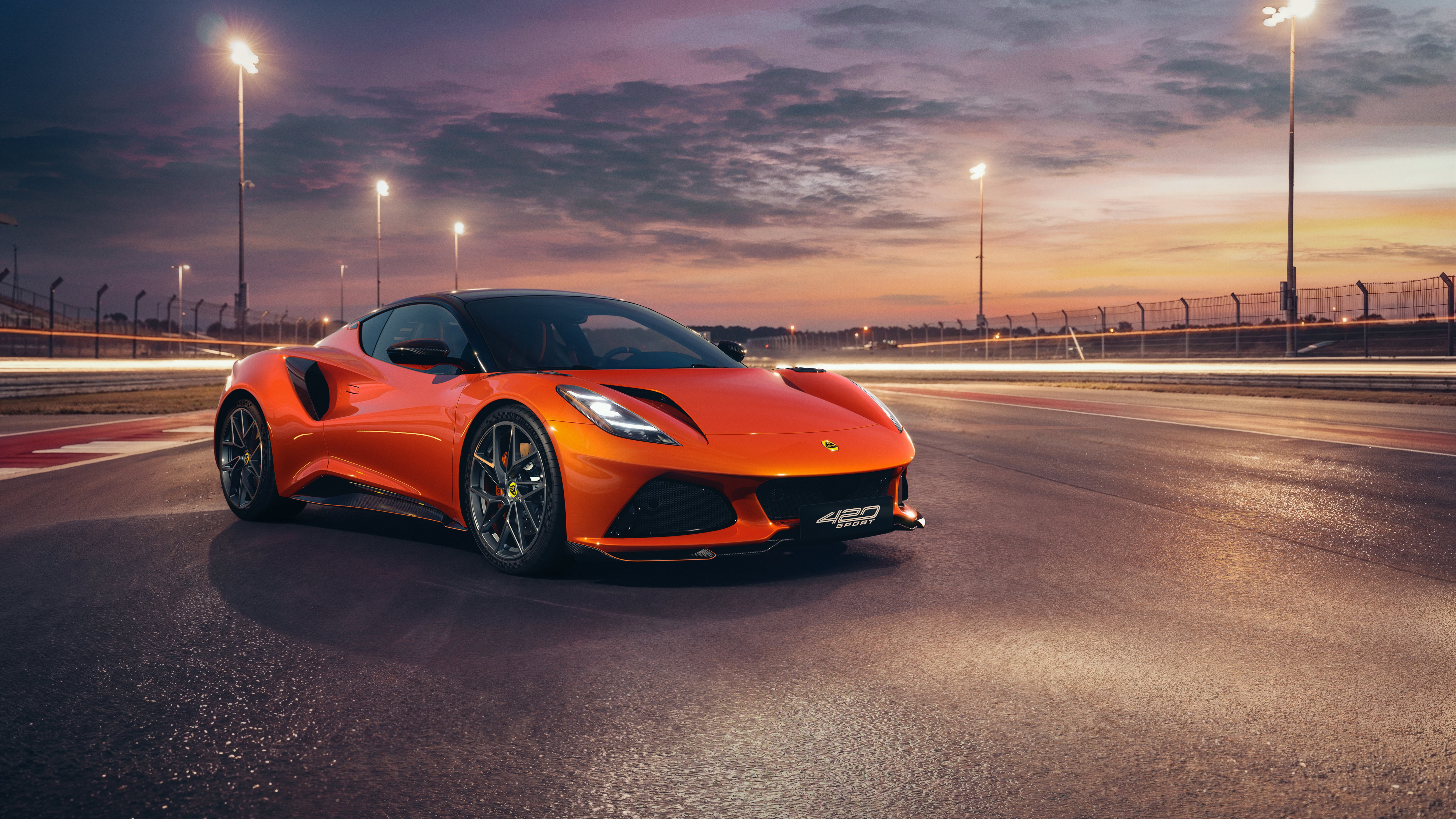 Nuova Lotus Emira 420 Sport Tangelo Orange in pista al tramonto