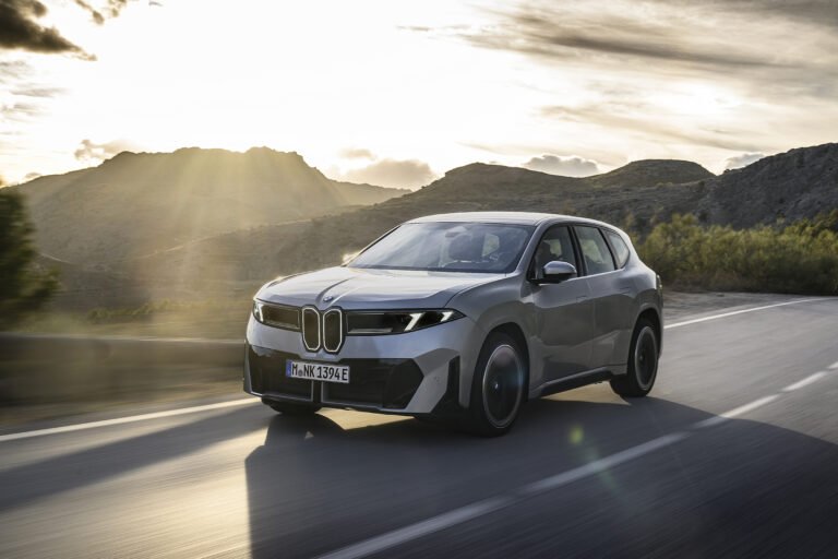 Nuova BMW iX3 Neue Klasse 2026 elettrica 469 CV 805 km WLTP frontale press ufficiale