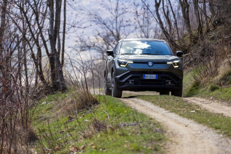 Suzuki e-Vitara 2026 frontale fari Matrix LED su sterrato