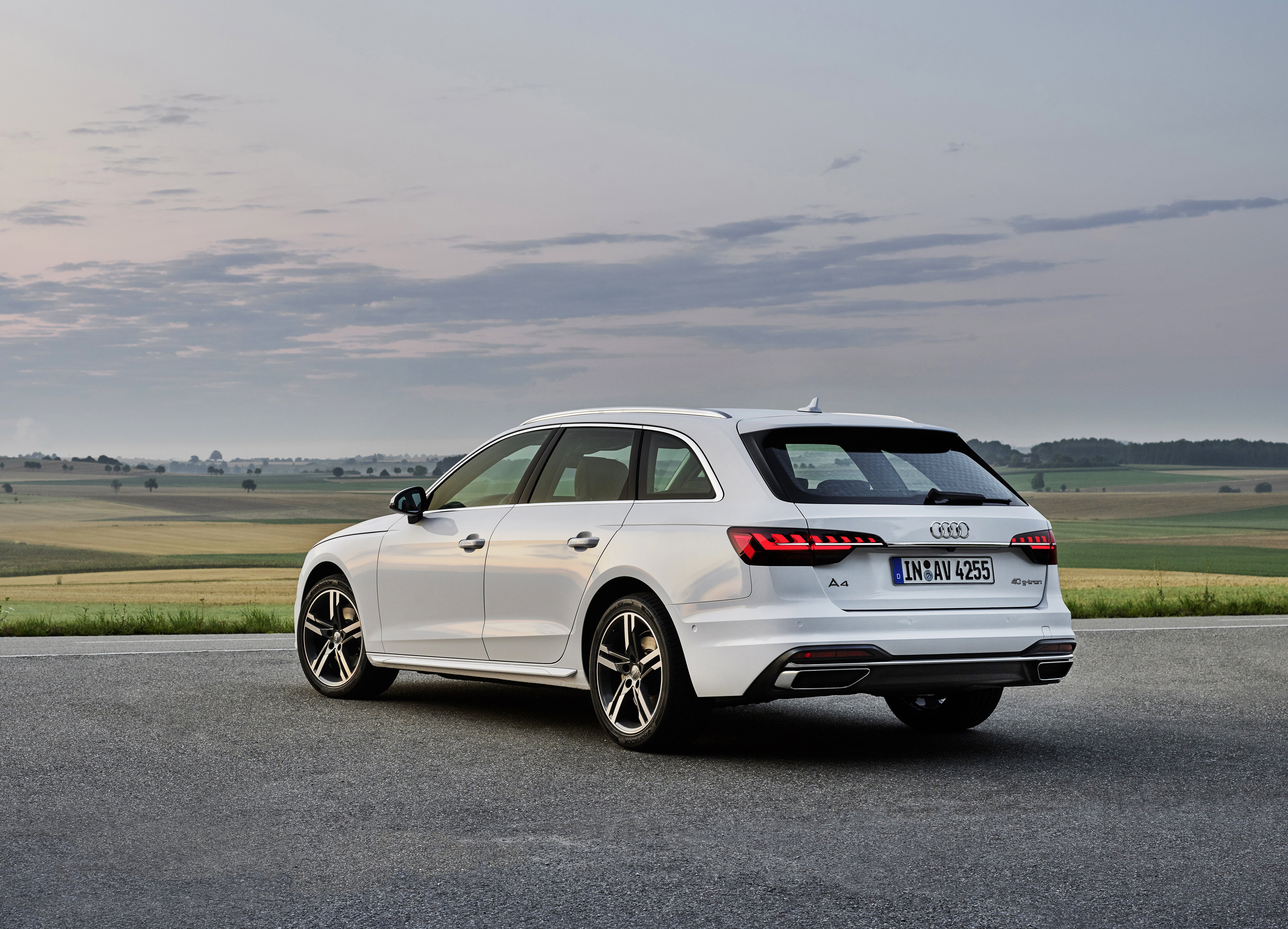 Audi A4 Avant 40 g-tron a metano vista posteriore con badge g-tron