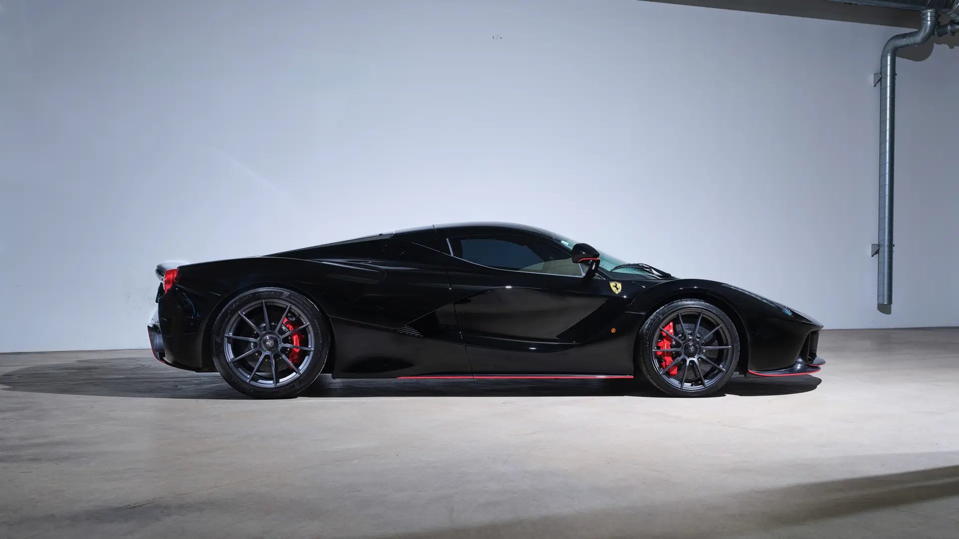 LaFerrari Felipe Massa vista laterale livrea Nero DS 1250 pinstripe Rosso Corsa minigonna cerchi FXX-K