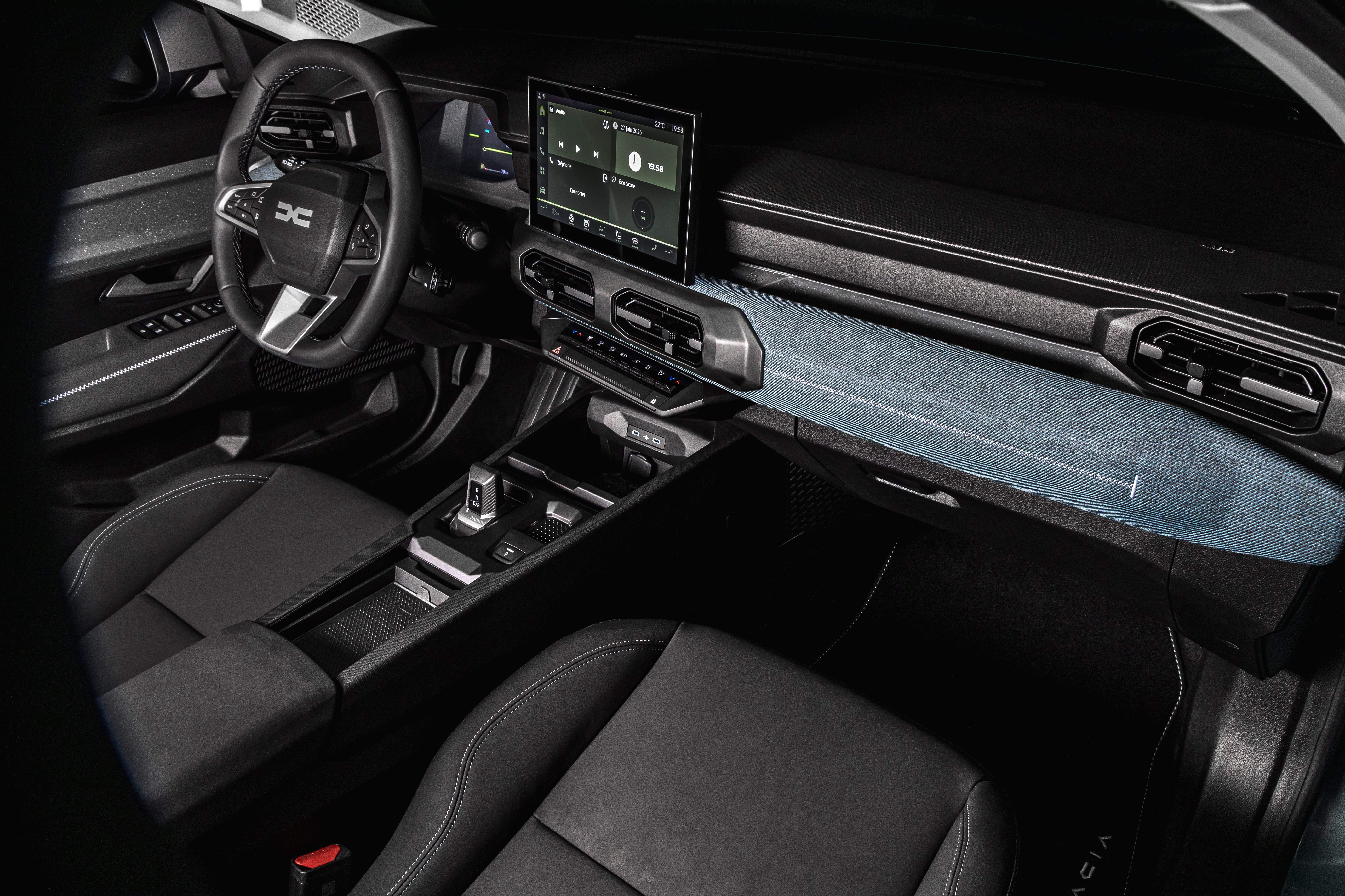 Interni nuovo Dacia Striker con touchscreen 10,1 pollici