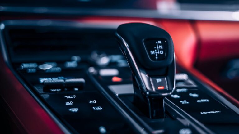 Cambio automatico moderno: selettore marce in auto