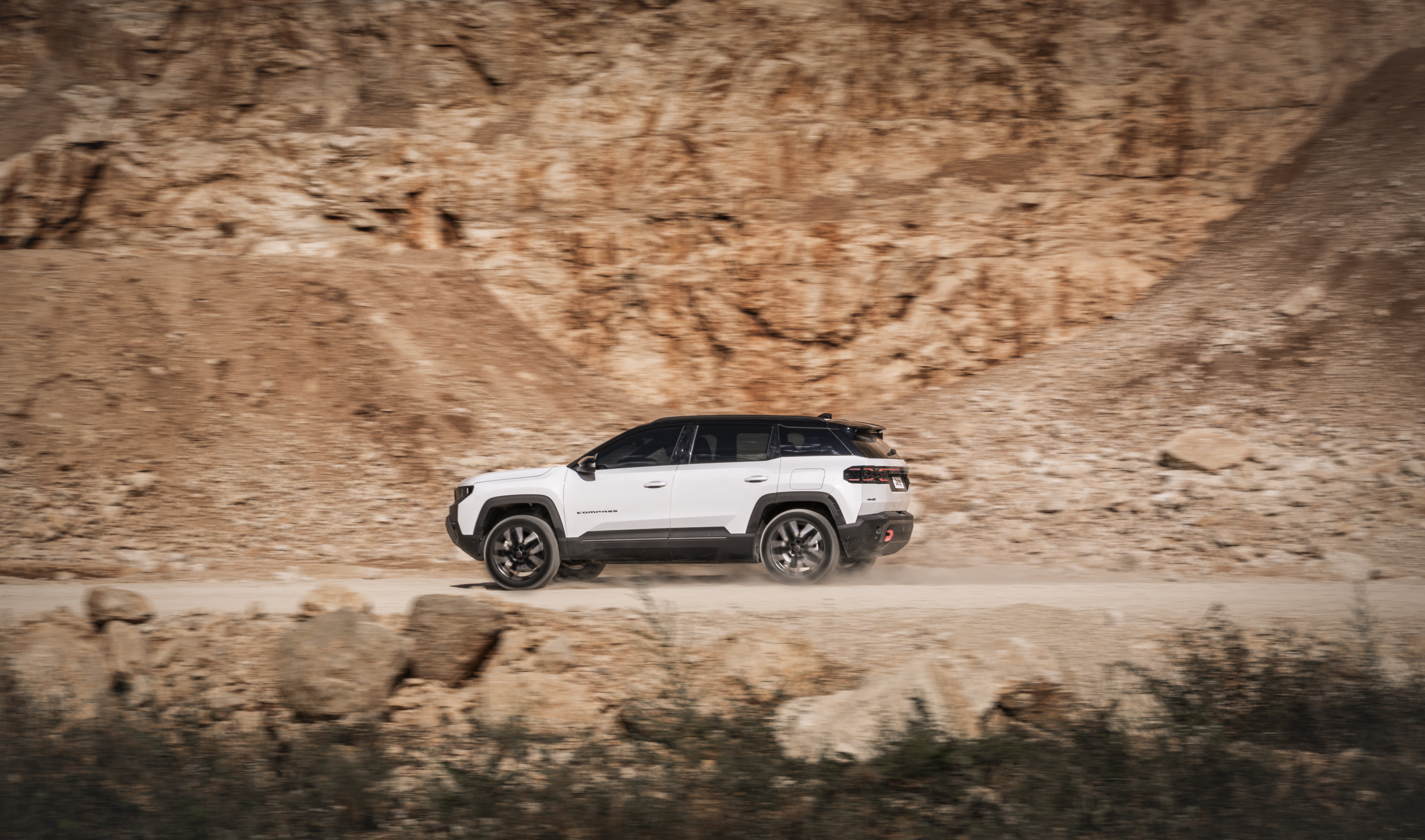 Nuova Jeep Compass 4xe 2026 vista laterale profilo