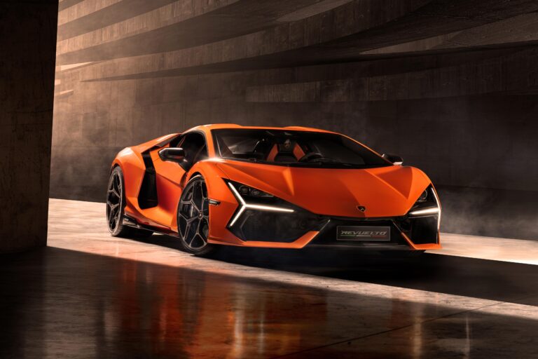 Lamborghini Revuelto 2026 supercar V12 atmosferico ibrido 1015 CV PHEV ammiraglia Sant Agata
