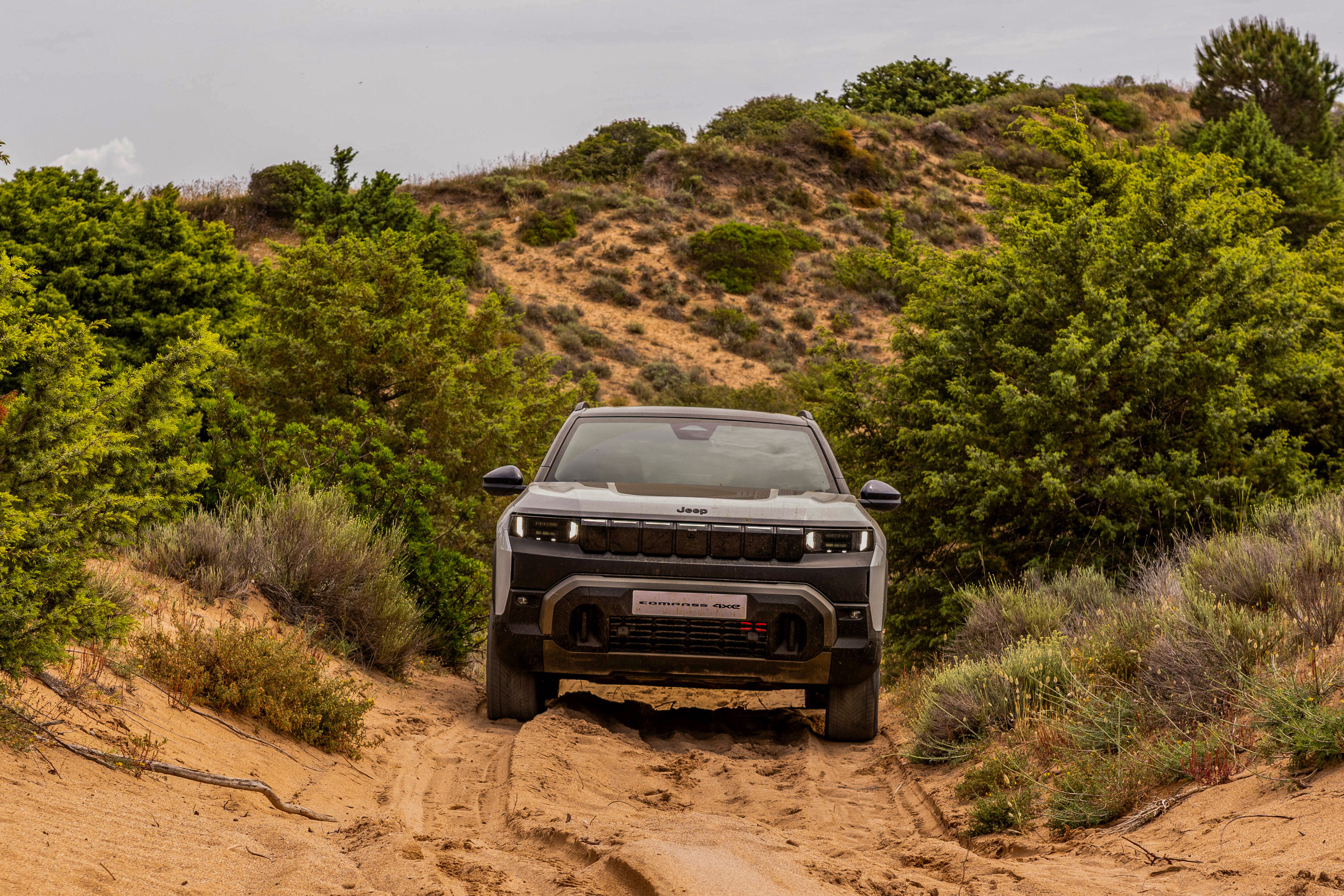 Nuova Jeep Compass 4xe 2026 prova off-road in discesa