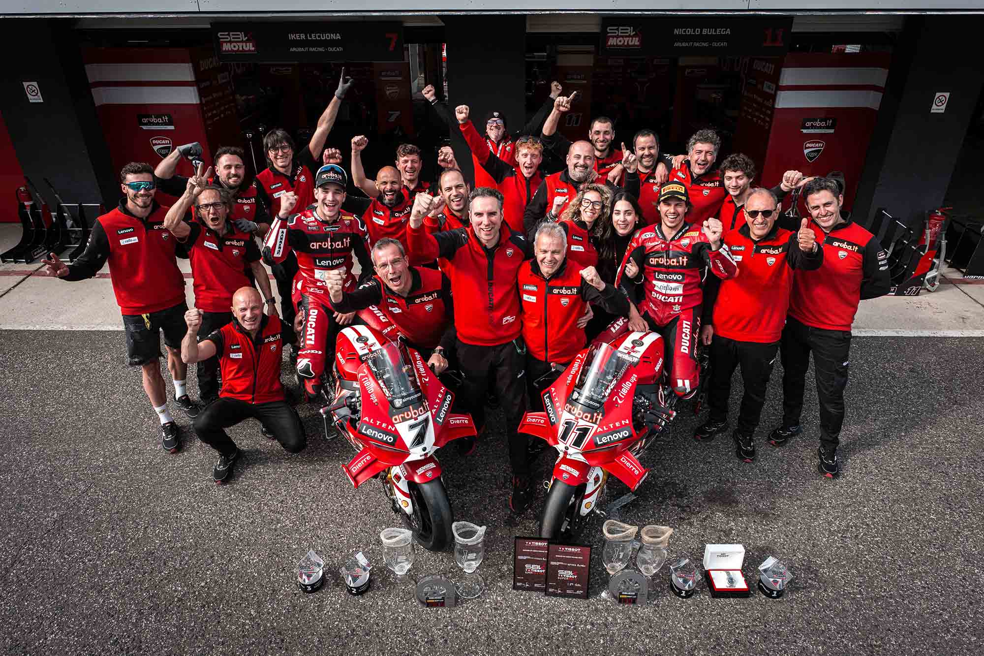 Team Aruba.it Racing Ducati festa pitlane con trofei Most 2026 doppia vittoria Bulega Lecuona